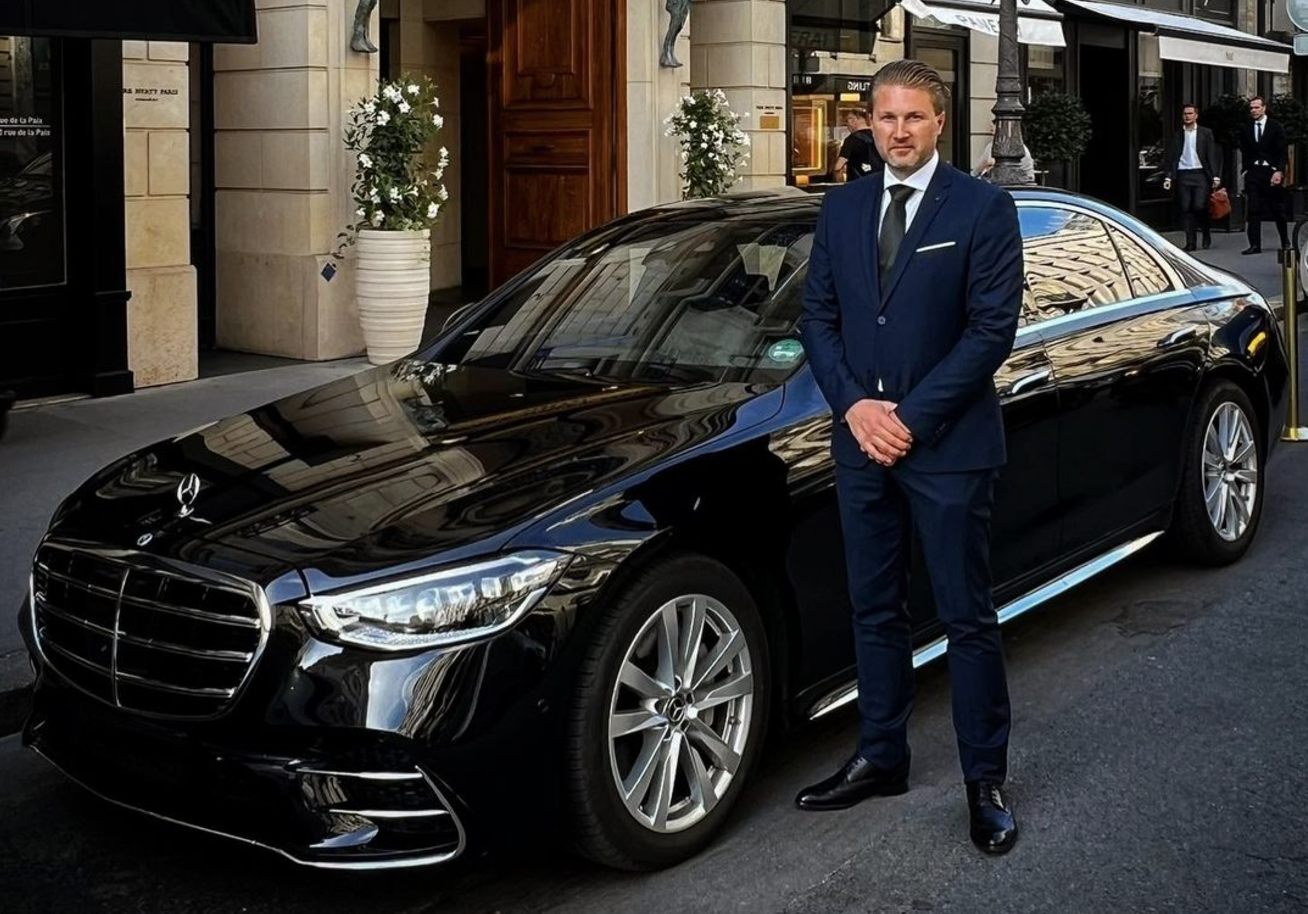 Premium hourly chauffeur service – luxury car with driver in Paris