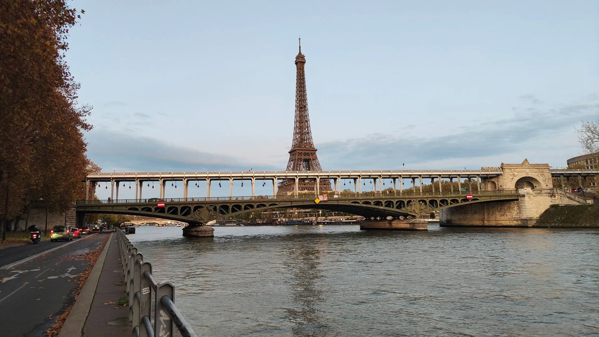 Tours nocturnes Paris chauffeur Tour Eiffel illuminee soiree romantique